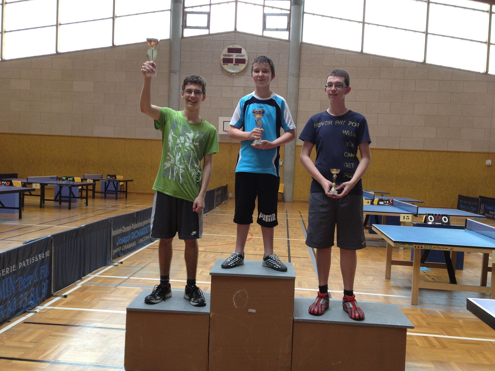 Les jeunes du club réunis sur un podium